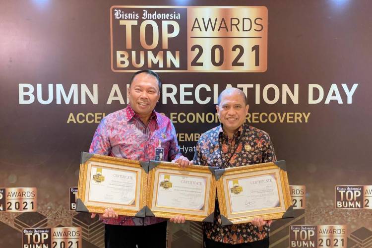 Dirut PT. Jasa Raharja Raih 2 Penghargaan Top BUMN Awards 2021