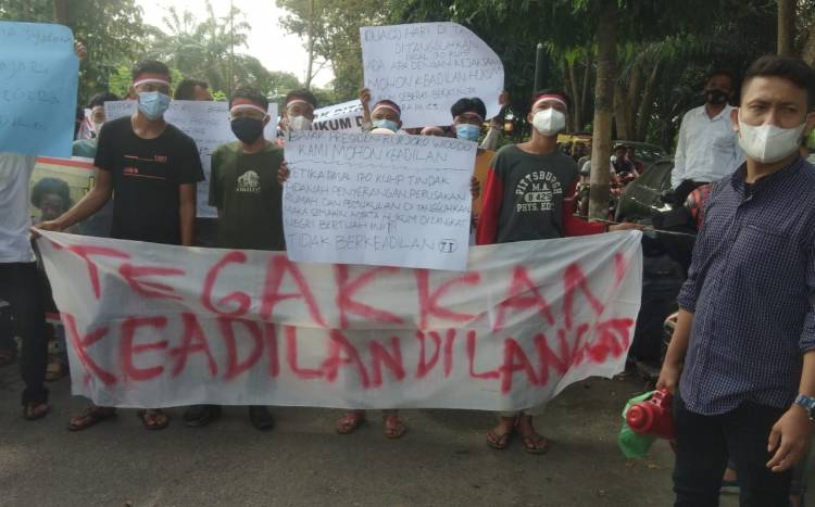 Karyawan dan Keluarga Besar Rasita Ginting Aksi Damai Minta Pelaku Pengeroyokan Ditahan