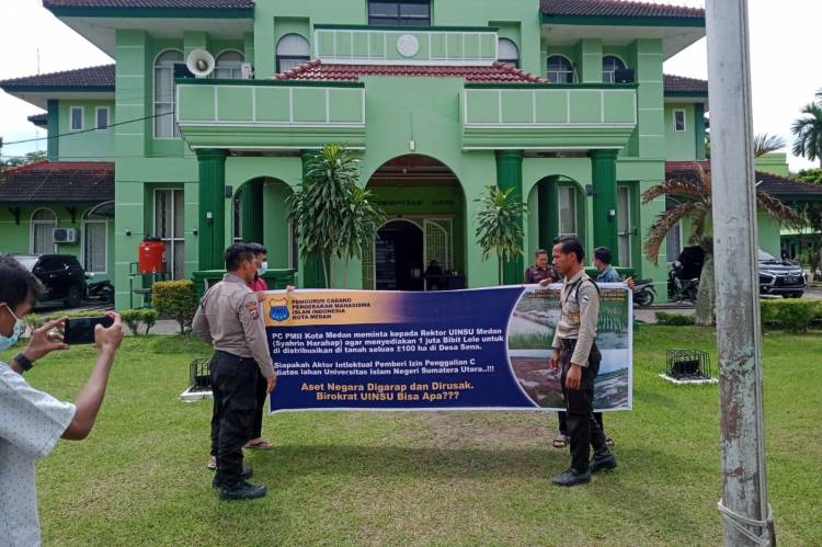 Spanduk 1 Juta Bibit Lele Terbentang Depan Kampus UINSU, Ada Apa?