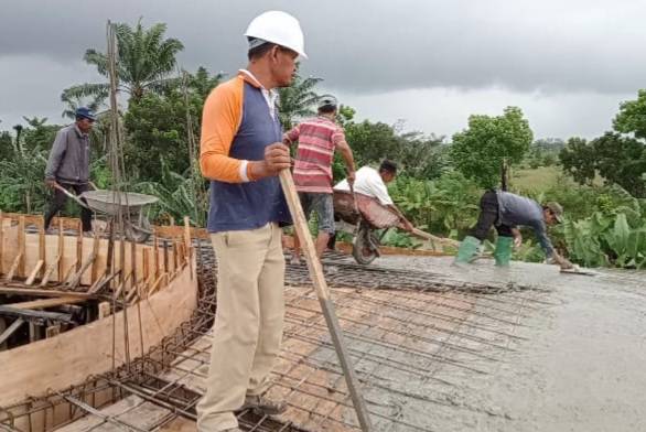 Meski Diguyur Hujan, Warga Tetap Semangat Gotong Royong Pembangunan Masjid Al Hidayah