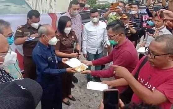 Hari Anti Korupsi Depan Kantor Gubsu: Pejabat Sumut Dapat Hadia Martabak Telur