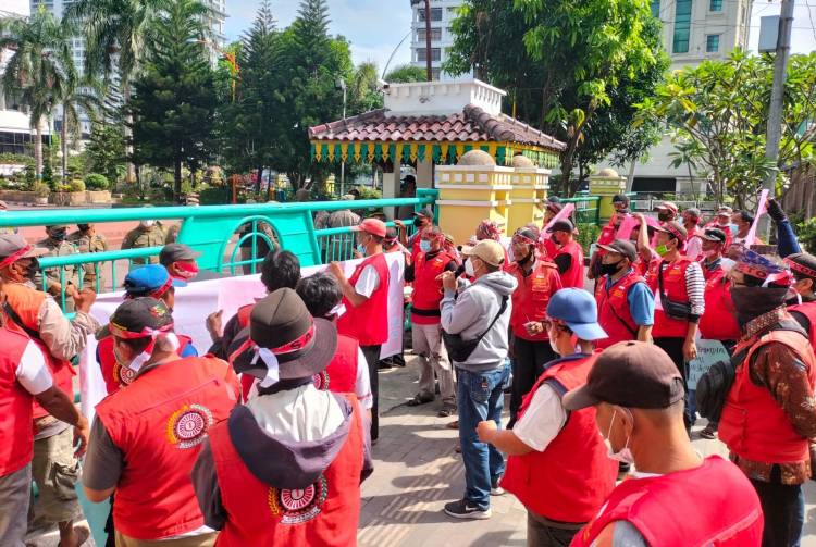 Ratusan Betor Kepung Kantor Walikota dan DPRD Medan