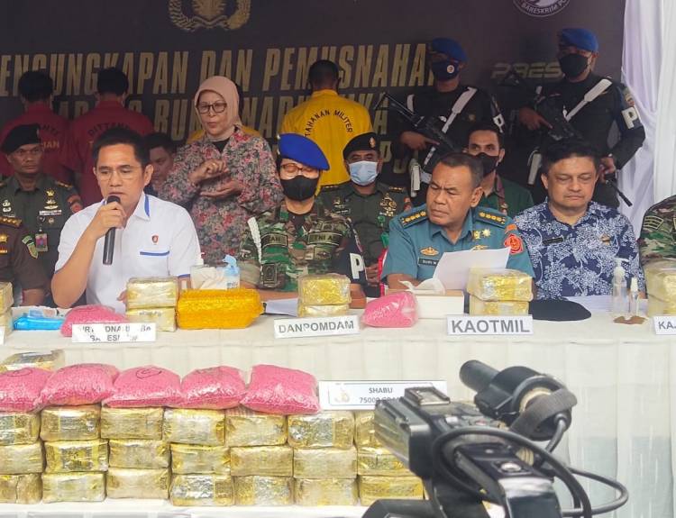 Polsi Serahkan 2 Anggota TNI Terlibat 75 Kg Sabu dan 40 Ribu Ekstasi ke Pomdam