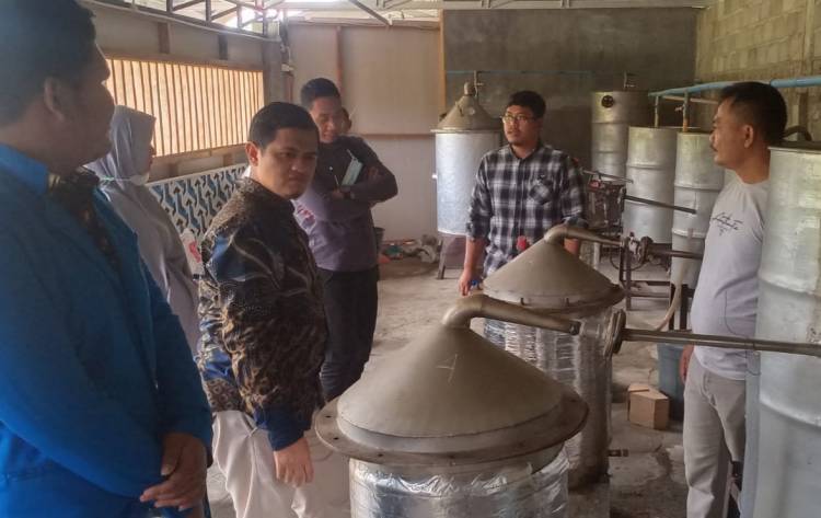 Kayu Gaharu, Disakiti Tapi Memberi Rezeki