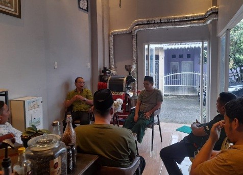 KH Fikri Haikal Zainuddin MZ Nikmati Sanger Arabica Deli