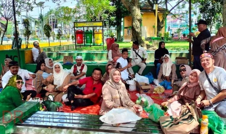Alumni SMA Negeri 6 Medan Bagikan 800 Nasi Bungkus Sambut Ramadhan Depan Masjid Raya