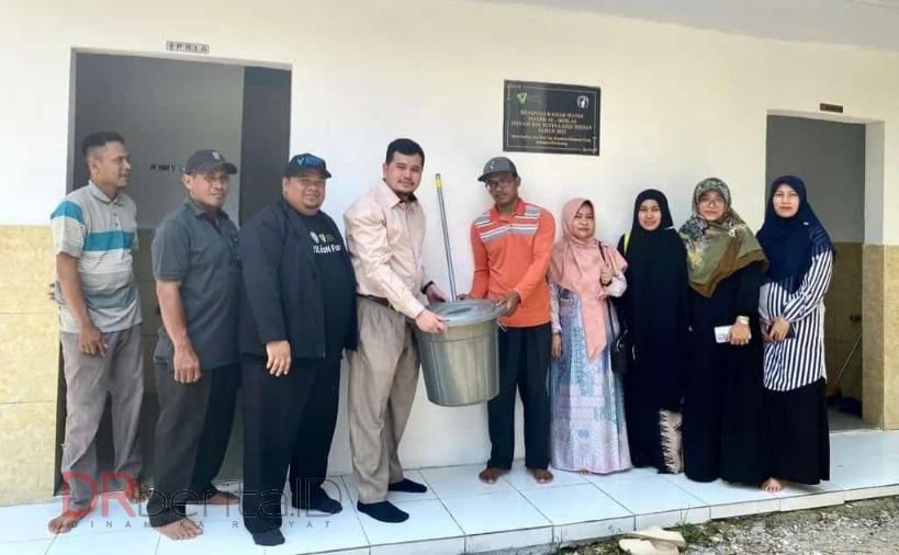 DDW dan RSU Sufina Aziz Renovasi Kamar Mandi Masjid di Hamparan Perak