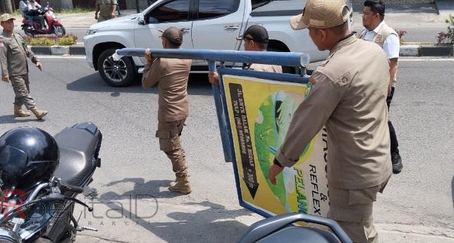 Bapenda Medan Bongkar Reklame Liar yang Menjamur