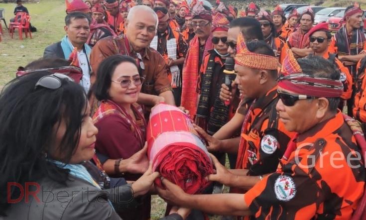 Ulos Sepanjang 1000 Meter Akan Diarak Keliling Danau Toba Selama 3 Hari