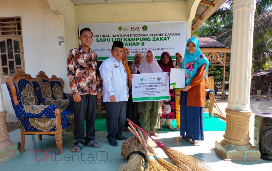 DDW Serah Terima Bantuan Modal Usaha Pemberdayaan Sapu Lidi di Labuhanbatu