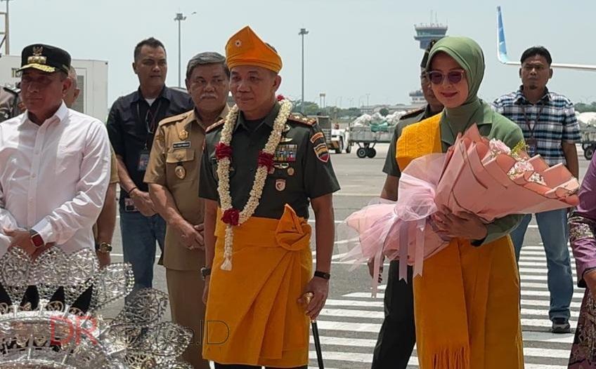 Pangdam I/BB Mayjen TNI Mochammad Hasan dan Istri Tiba di Sumut, Ramai Yang Sambut