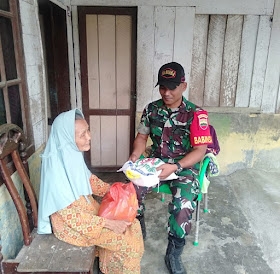 Setelah Anggota TNI Datang, Wanita Tua Bisa Bernafas Lega