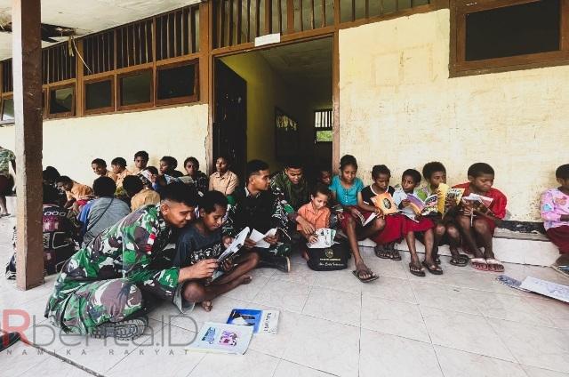 Perpustakaan Keliling Satgas Yonif 122/TS Hadir di Perbatasan Papua