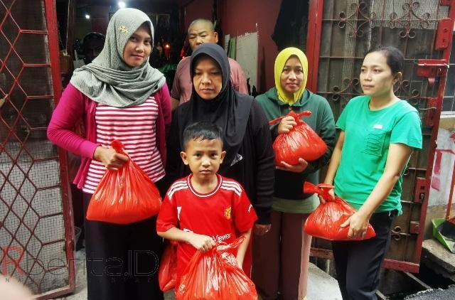 Klenteng Kwan Kong Bio Bagikan Seribu Paket Sembako ke Warga Sekitar