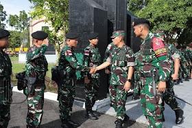 Mayjen Dian Sundiana Periksa Satgas Operasi Militer Perbatasan Sektor Barat
