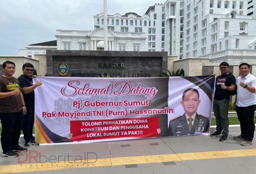 Pengusaha Bentang Spanduk, Berharap Pj Gubsu Perhatian ke Dunia Usaha Konstruksi