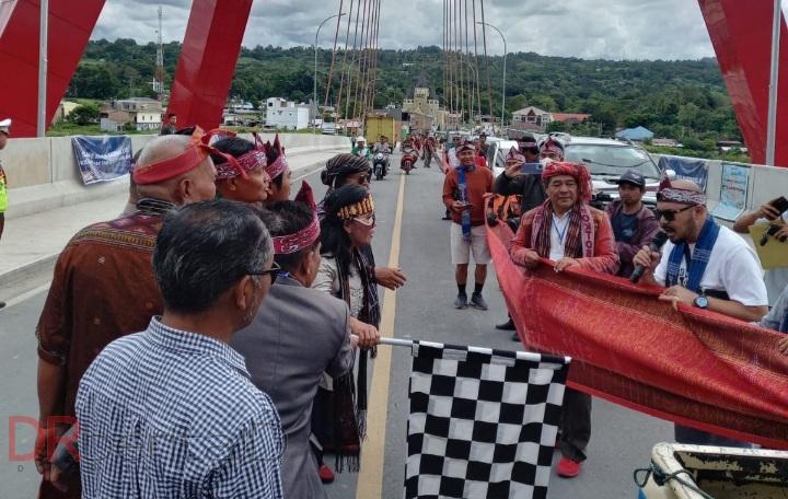 Pelepasan Parade Ulos 1.000 Meter di Jembatan Tano Ponggol Meriah, Tapi Minus Bupati Samosir