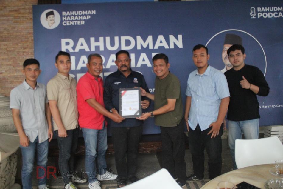 Pulang dari Monas, Tim Ulos 1.000 Meter Temui Sahabat Semua Suku