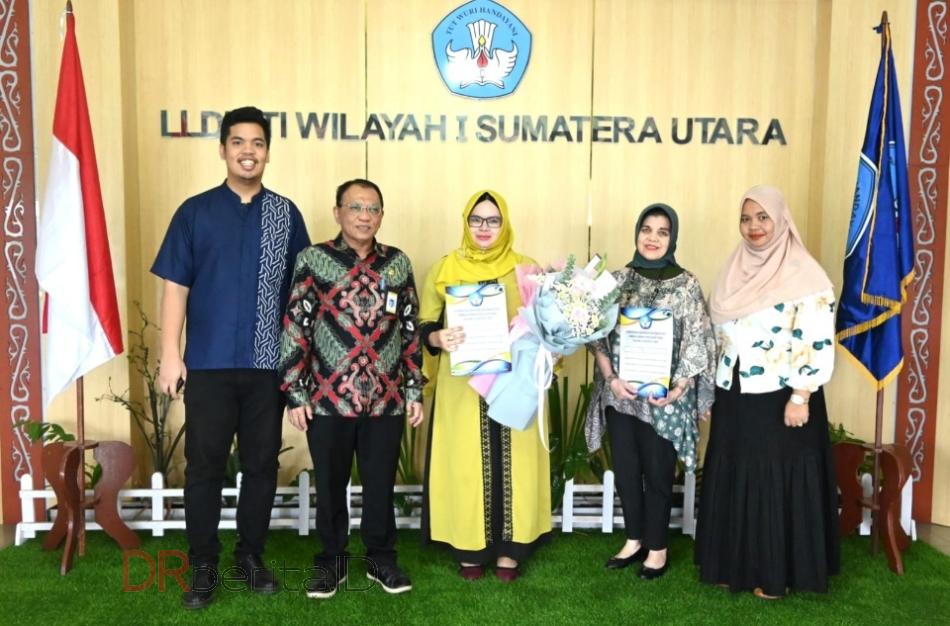 Kepala LLDikti Wilayah 1 Serahkan SK Guru Besar Prof. Yasmirah