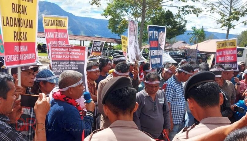 Ratusan Warga Demo Vandiko Gultom Tuntut TPL Tutup Paska Banjir Bandang Samosir
