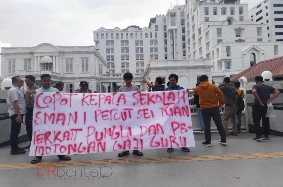 Demo Depan Kantor Gubsu, GMPET-SU: Copot Kepsek SMA Negeri 1 Percut Sei Tuan