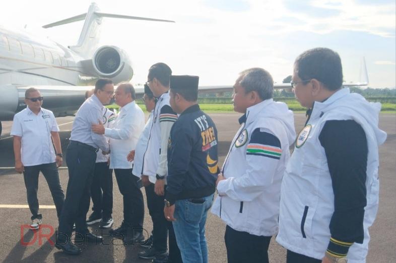 Anies Tiba di Tapteng Dikalungi Bunga oleh Jaka Dara Pesisir
