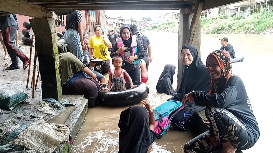 Masyarakat Sungai Deli Gelar Aksi Gunakan Perahu Karet dari Ban