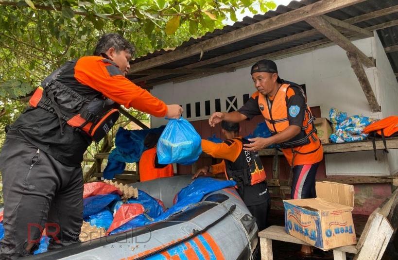Banjir Labuhanbatu Tak Kunjung Surut, DDW Bagikan 100 Paket Sembako Untuk Warga