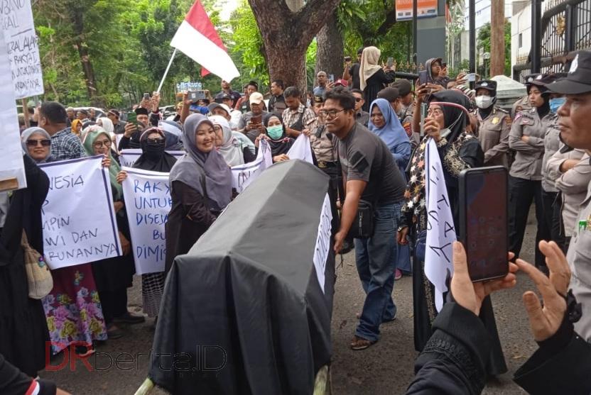 Massa Depan DPRD Sumut Protes Pemilu Curang: Indonesia Bukan Milik Jokowi