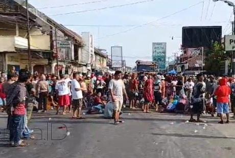 Warga Blokir Jalan Medan-Berastagi Demo Polsek Pancur Batu Minta Keadilan