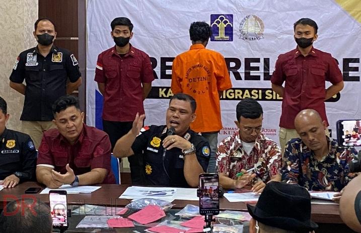 Imigrasi Sibolga Amankan DPO WN Nepal di Restoran Jago Ayam