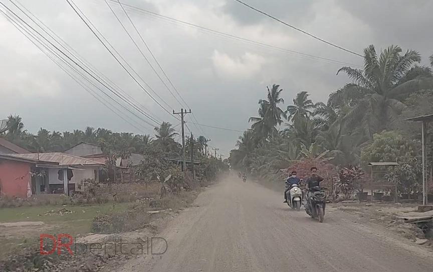 Warga Air Joman Asahan Masih Hirup Debu Sisa Proyek Rp. 2,7 Triliun Sumut