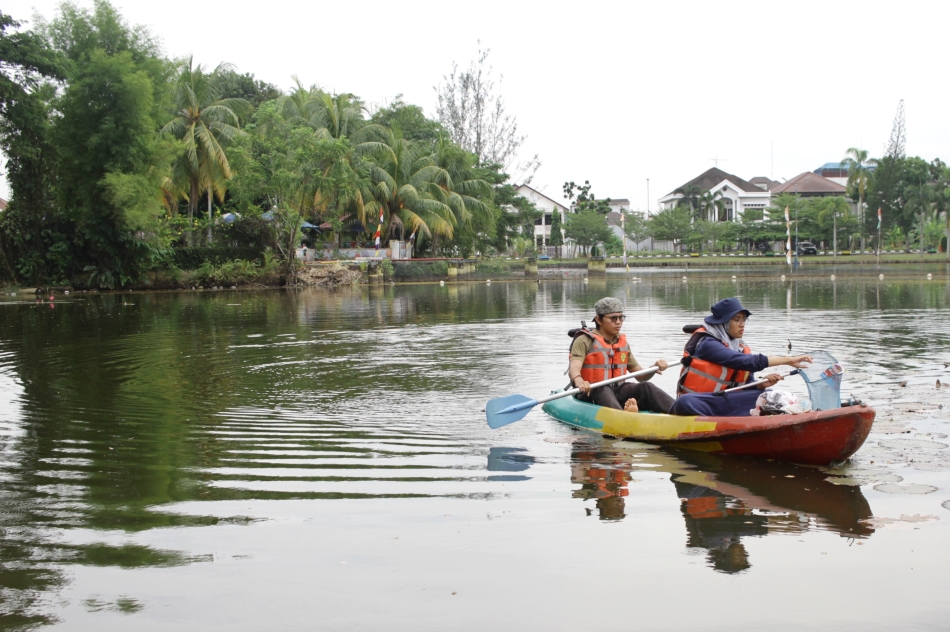 Gabungan Relawan Medan Bersihkan Taman Cadika, Bobby Keliling Danau