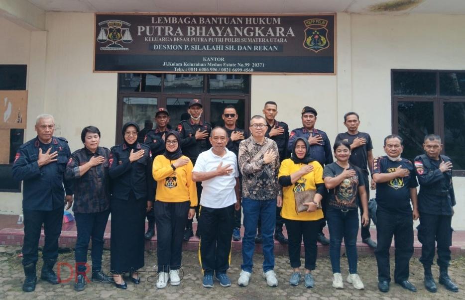 Giat HUT RI ke 79, PD KBPP Polri Sumut Gotong Royong Bersihkan Kantor