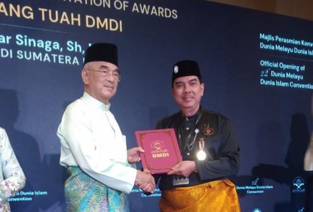 Putra Batak Terima Penghargaan DMDI Internasional Bersama Mantan Presiden Singapore