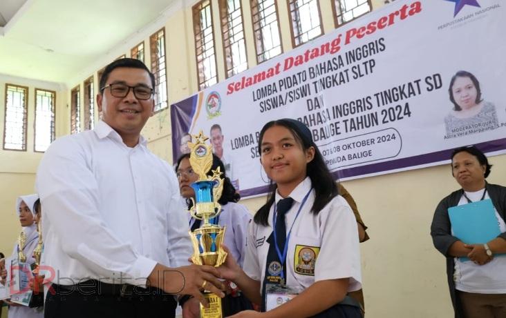 Regina Maria Nauli Siahaan Juara 1 Lomba Pidato Berbahasa Inggris Tingkat SMP Toba