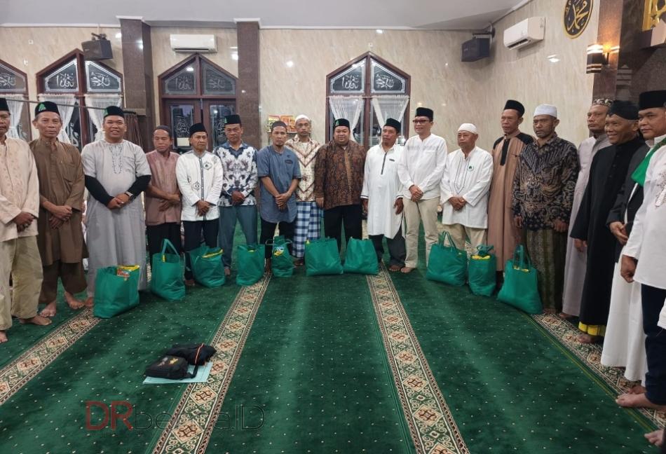 Majelis Zikir Arafah Sumut dan DDW Santuni Korban Banjir ROB di Medan Deli