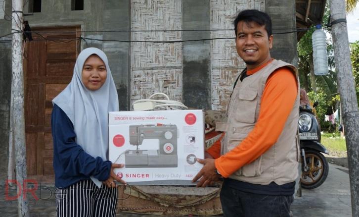 DDW Serahkan Mesin Jahit Bank Indonesia Program Menjahit Harapan Dhuafa dari Rumah ke Rumah