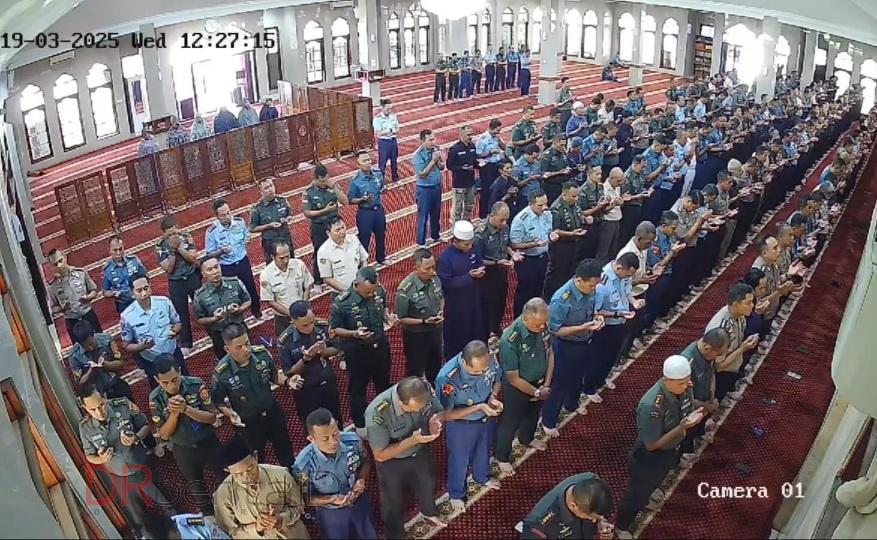 Sesko TNI Sholat Gaib dan Doa Bersama Untuk 3 Polisi Yang Tewas Ditembak