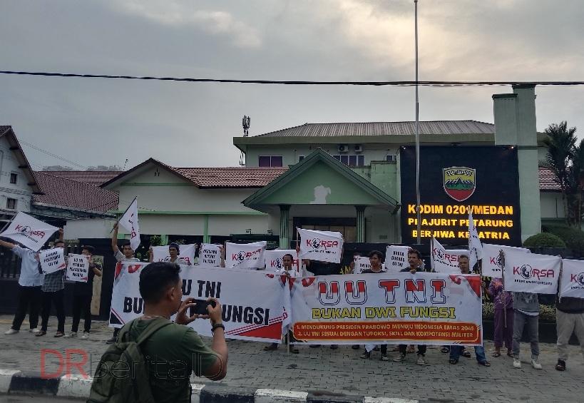 Aksi Depan Markas Kodim Medan, Korps Rakyat Bersatu Ajak Masyarakat Dukung Undang Undang TNI