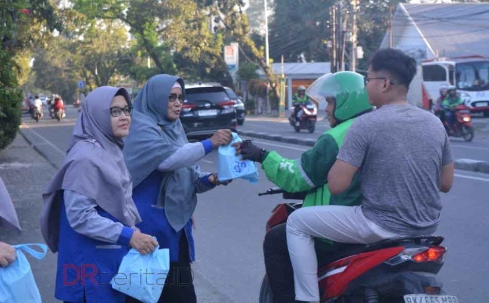 Rayakan Milad ke-24, RSU Sufina Aziz Berbagi Takjil Untuk Pengguna Jalan