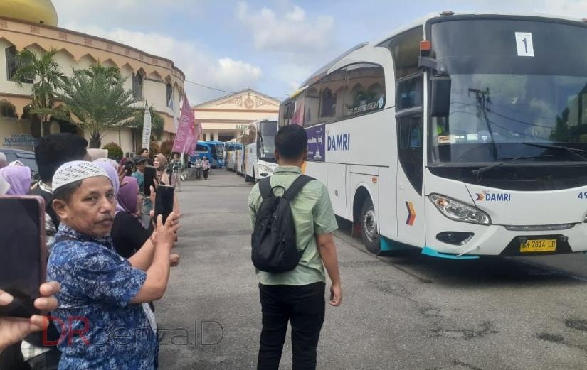 Kloter 23 Embarkasi Medan Bertolak ke Tanah Suci, 2 Jemaah Batal Berangkat Karena Sakit