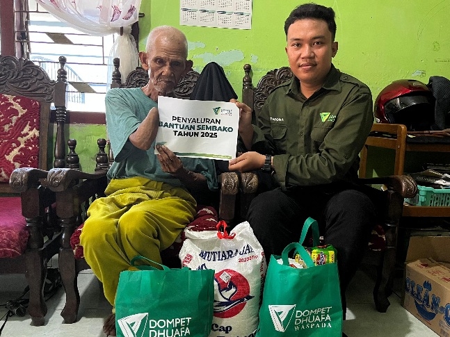 Becak Hilang Digondol Maling, Kakek Penarik Betor Terima Bantuan dari Dompet Dhuafa Waspada