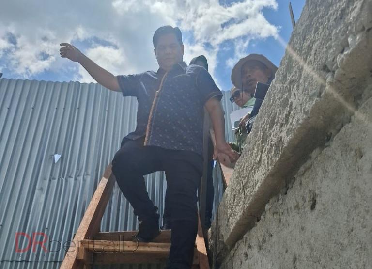 Anggota DPRD Medan Panjat Pagar Tembok PT. KIM yang Buat Resah Warga