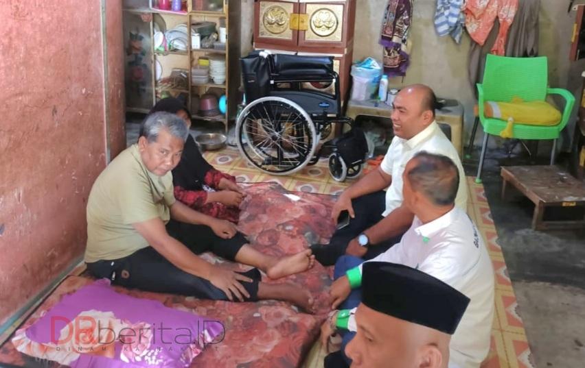 Dua Tahun Stroke, Ustad di Labura Terima Bantuan Kursi Roda dari Anggota DPR dan Baznas