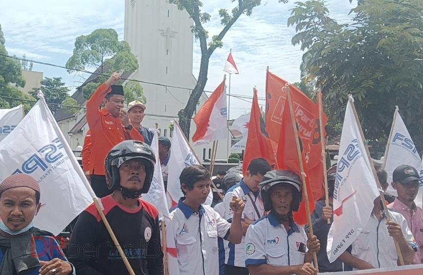 Buruh Sumut Gruduk Kantor Gubsu Bobby Nasution Tuntut Kenaikan UMP 10,5% dan Perumahan Subsidi