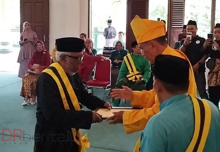 Azhari AM Sinik Dianugrahi Gelar Datuk Panglima Warta Diraja dari Kesultanan Langkat