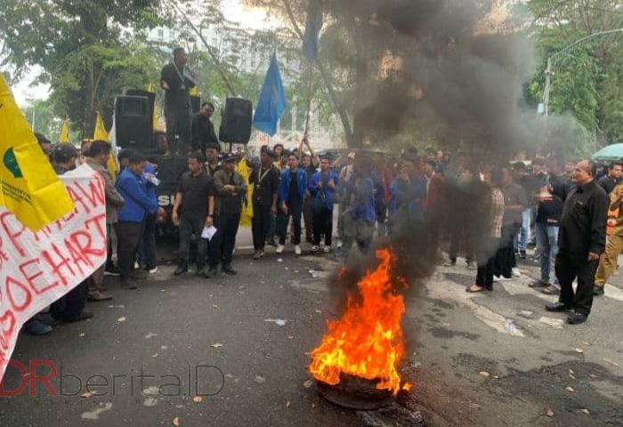 Demo Tolak Gelar Pahlawan Nasional Soeharto Tak Diterge 100 Anggota DPRD Sumut