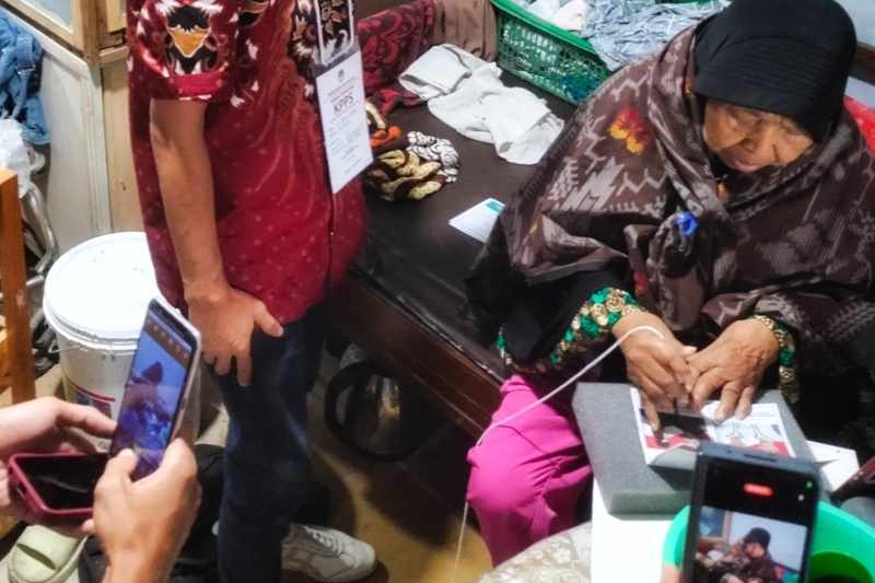 Petugas KPPS Datangi Pemilih Lansia
