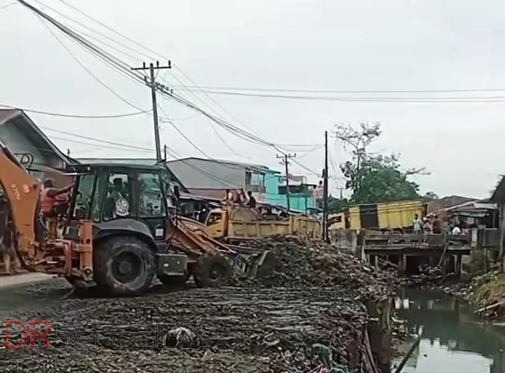 Pemkab Delisersang Perbolehkan Warga Ambil Korekan Parit Pasar 3 Tembung Untuk Jadi Tanah Timbun